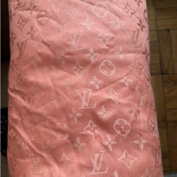 Louis Vuitton Monogram Classic Shawl Rose Pale - Picture 6 of 6